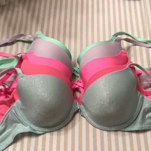 4 VICTORIA’S SECRET BRAS, 1 PINK